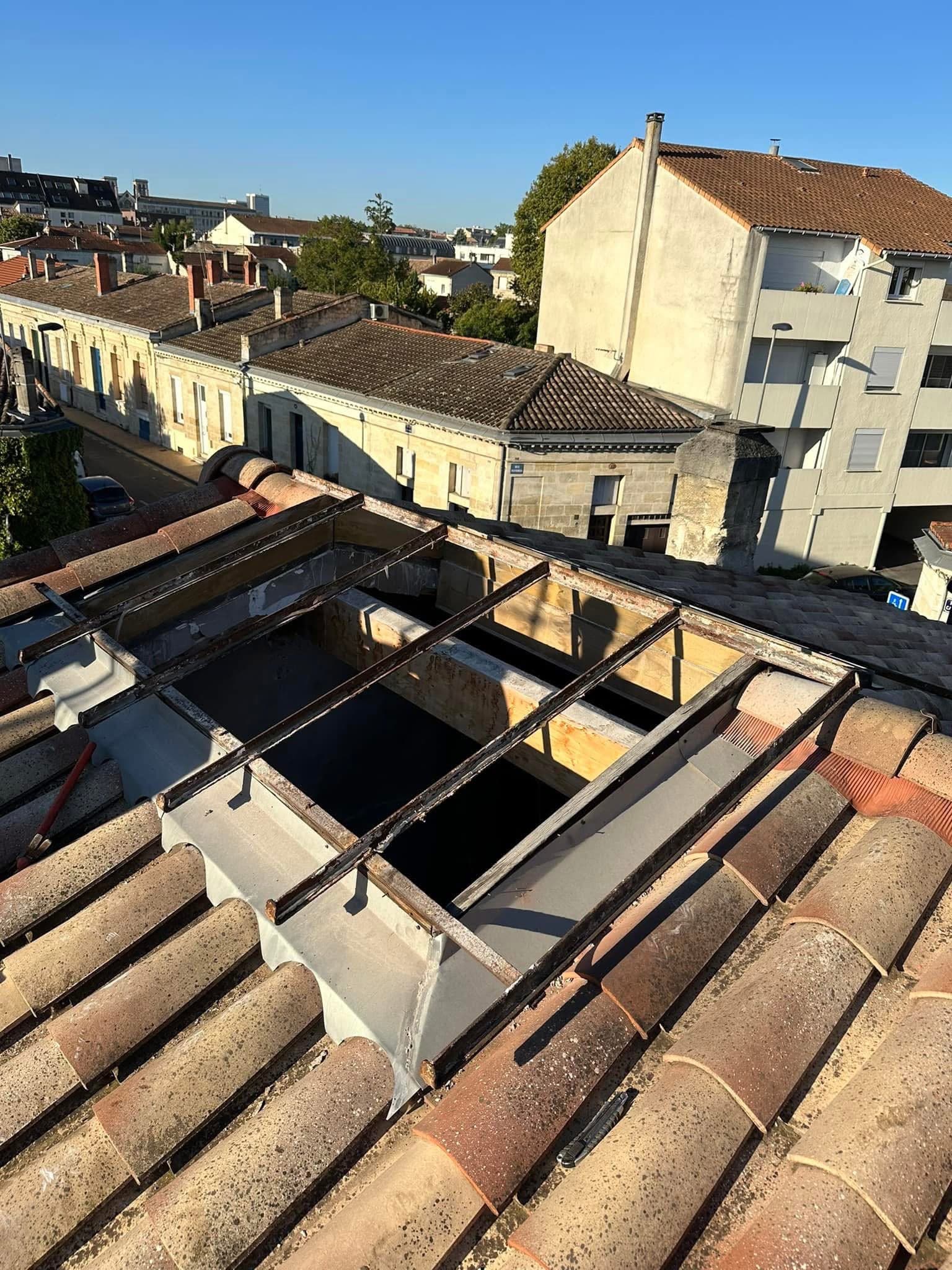 Ouverture de toiture avec charpente bois apparente en cours de rénovation