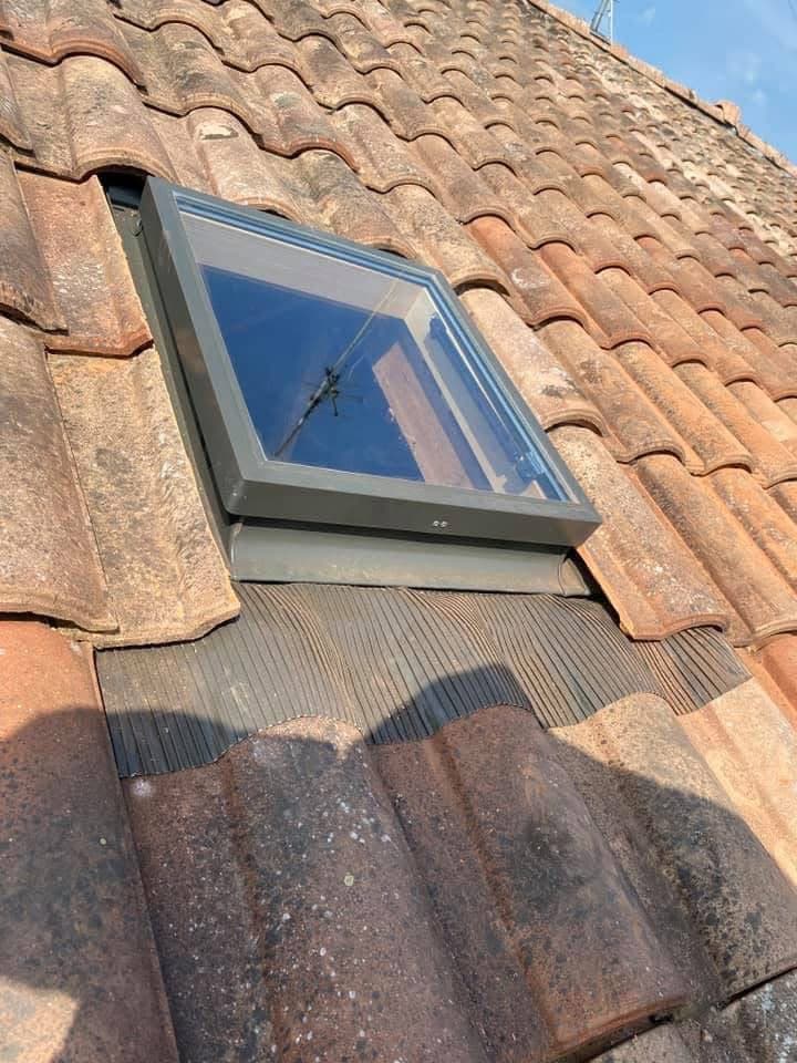 Fenêtre de toit Velux fraîchement posée avec étanchéité soignée